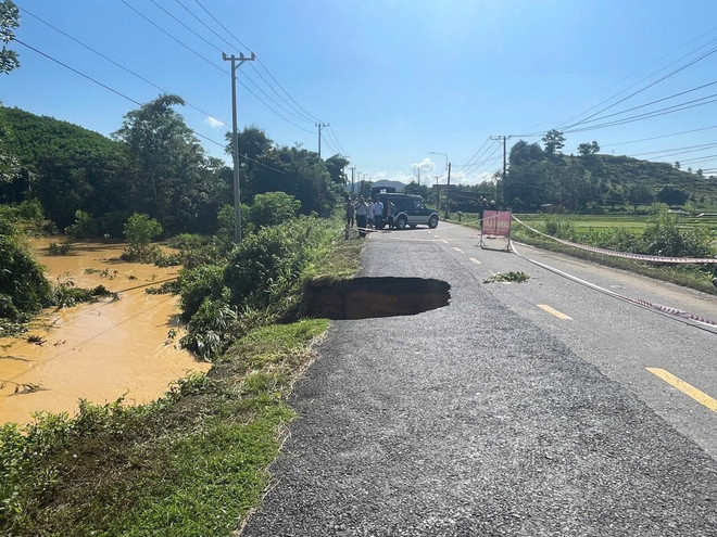 ttxvn-sat_lo_tuyen_duong_ket_noi_3_huyen_phia_nam (3).jpg