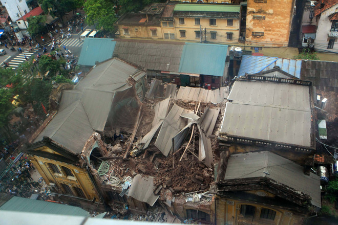 Vụ sập nhà cổ ở Hà Nội: Đã dọn dẹp xong 80 tấn chất thải ảnh 1