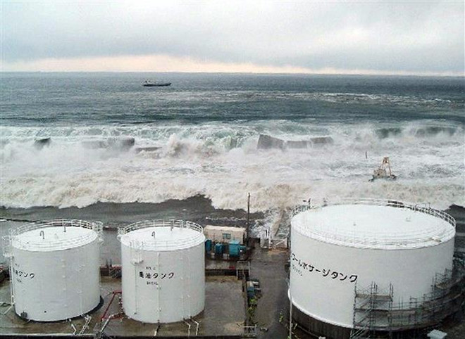 Sóng thần tràn vào nhà máy điện hạt nhân Fukushima Daiichi ở thị trấn Okuma, tỉnh Fukushima, Nhật Bản, ngày 11/3/2011. (Ảnh: AFP/TTXVN) Cựu lãnh đạo TEPCO bồi thường 95 tỷ USD liên quan thảm họa Fukushima ảnh 1