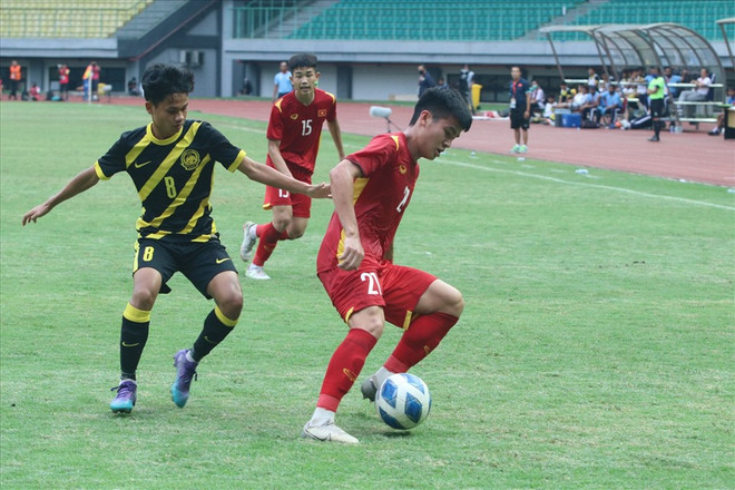 U19 Việt Nam trong trận gặp U19 Malaysia. (Ảnh: VFF) HLV Đinh Thế Nam khẳng định U19 Việt Nam vẫn hướng về phía trước ảnh 1