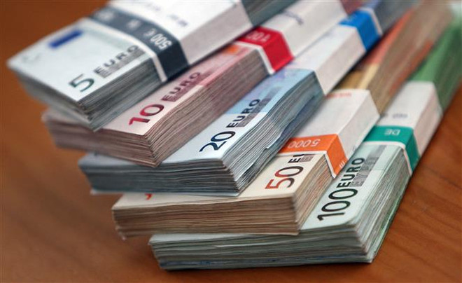 Đồng euro tại một ngân hàng ở Heidelberg, Đức. (Ảnh: AFP/TTXVN) Đồng euro của châu Âu sẽ mất giá đến mức nào? ảnh 2