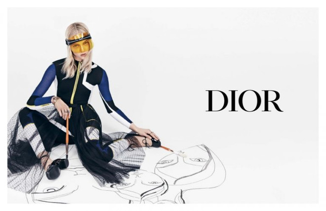 DiorClub1 cũng xuất hiện trong chiến dịch quảng cáo Xuân Hè 2018 của Dior với sự xuất hiện của siêu mẫu người Nga Sasha Pivovarova. Cô cũng là một họa sỹ tay ngang. Kính râm che nửa mặt DiorClub1 phá vỡ mọi quy chuẩn thông thường ảnh 6
