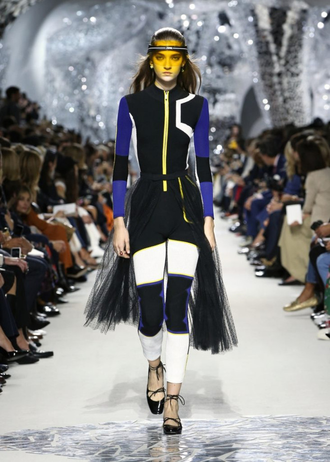 Bộ sưu tập Xuân Hè 2018 của Dior lấy cảm hứng từ nữ nghệ sỹ Niki de Saint Phalle. Kính râm che nửa mặt DiorClub1 phá vỡ mọi quy chuẩn thông thường ảnh 2