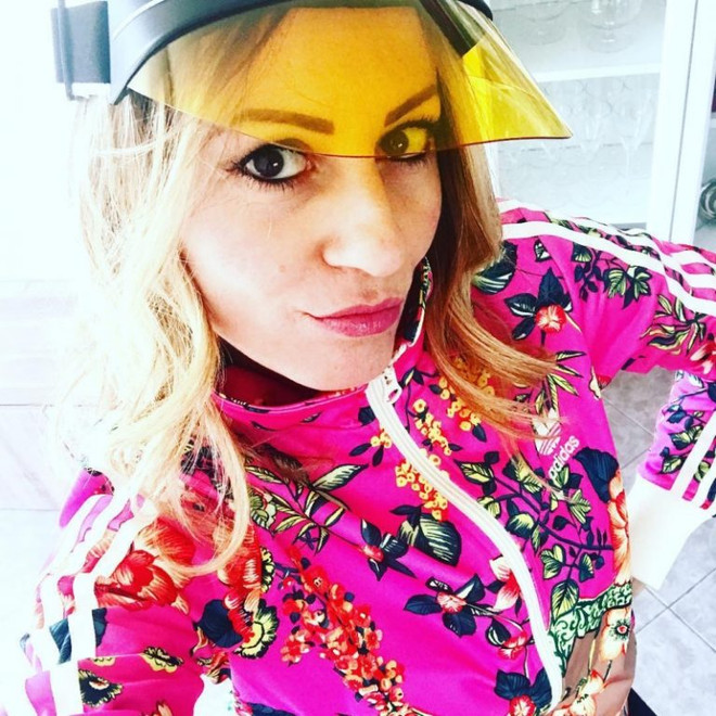 Fashionista người Italy Nadia Truglia kết hợp kính râm DiorClub1 với chiếc áo khoác sặc sỡ mang họa tiết bắt mắt. Kính râm che nửa mặt DiorClub1 phá vỡ mọi quy chuẩn thông thường ảnh 8