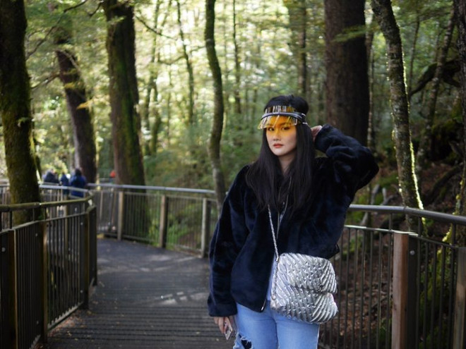 Fashionista người Thái Oh Pongvitayapanu mang kính DiorClub1 trong chuyến đi du lịch New Zealand. Kính râm che nửa mặt DiorClub1 phá vỡ mọi quy chuẩn thông thường ảnh 9