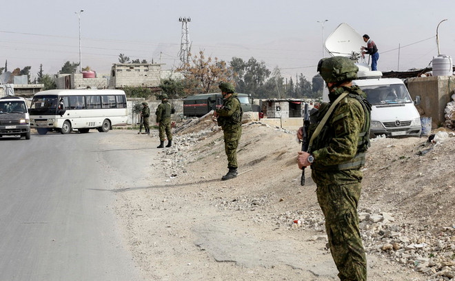 Quân cảnh Nga tuần tra gần khu vực Đông Douma. (Nguồn: AFP/TTXVN) Hai nhóm điều tra thuộc OPCW tới Syria để điều tra vụ tấn công hóa học ảnh 1