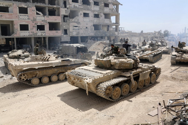 Binh sỹ Syria trong chiến dịch truy quét phiến quân tại Douma ngày 8/4. (Nguồn: AFP/TTXVN) Anh, Mỹ thảo luận về phản ứng với vụ tấn công hóa học tại Syria ảnh 1