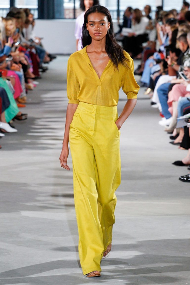 Đón đầu xu hướng, mỹ nhân Việt đua nhau sắm loạt đầm vàng rực rỡ ảnh 1