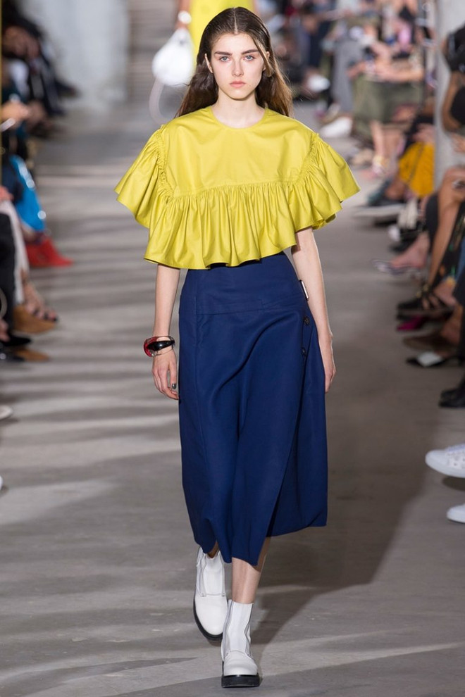 Đón đầu xu hướng, mỹ nhân Việt đua nhau sắm loạt đầm vàng rực rỡ ảnh 4