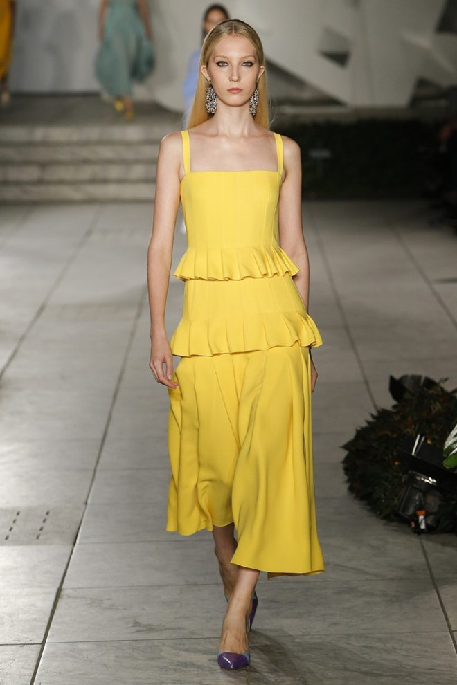 Đón đầu xu hướng, mỹ nhân Việt đua nhau sắm loạt đầm vàng rực rỡ ảnh 2