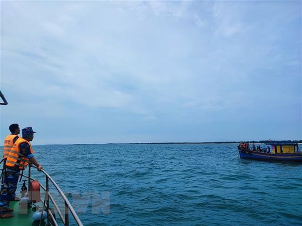 Các lực lượng chức năng và người dân địa phương tìm kiếm người mất tích trên biển. (Ảnh minh họa. TTXVN phát) Hà Tĩnh: Thấy thi thể 2 ngư dân mất tích trên biển sau 4 ngày tìm kiếm ảnh 1