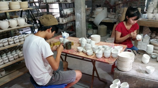 Nghệ nhân xưởng gốm Bồ Bát. (Nguồn: Sở Thông tin và Truyền thông Ninh Bình) Ninh Bình bảo tồn nghề gốm cổ đi đôi với phát triển du lịch bền vững ảnh 1