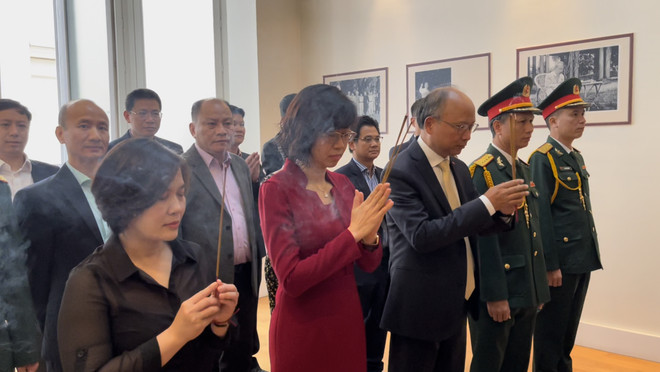 Đại sứ quán Việt Nam tại Pháp dâng hương tri ân các anh hùng liệt sỹ ảnh 2