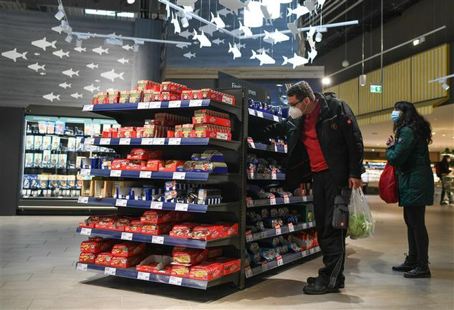 Người tiêu dùng lựa chọn mua hàng tại một siêu thị ở Frankfurt, Đức. (Ảnh: THX/TTXVN) GfK: Niềm tin của người tiêu dùng Đức xuống mức thấp chưa từng có ảnh 1
