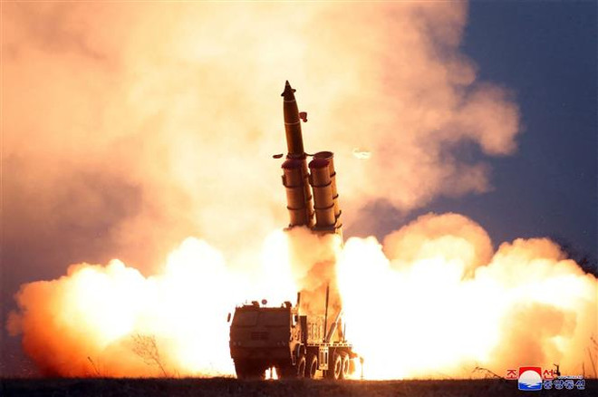 Một vụ phóng thử rocket từ bệ phóng tên lửa đa nòng siêu lớn tại một địa điểm bí mật ở Triều Tiên. (Ảnh: AFP/TTXVN) Hàn Quốc cảnh báo tăng cường biện pháp trừng phạt Triều Tiên ảnh 1