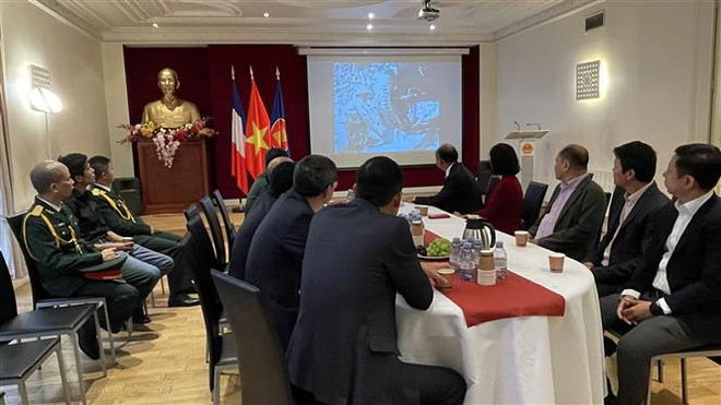 Đại sứ quán Việt Nam tại Pháp dâng hương tri ân các anh hùng liệt sỹ ảnh 3