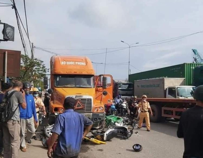 Xe container húc văng 7 xe máy đang chờ đèn đỏ, 6 người bị thương ảnh 1