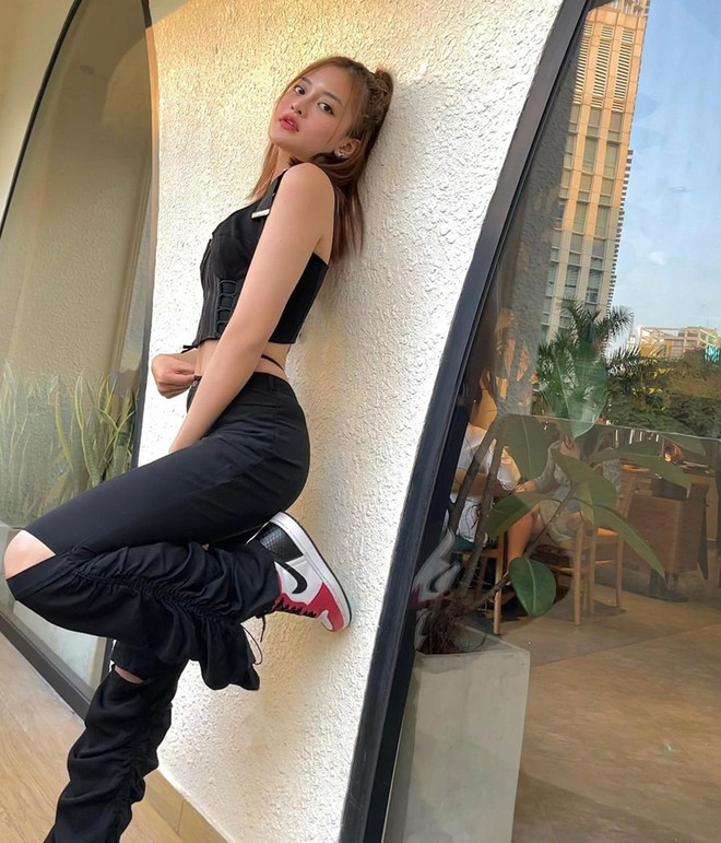 Blazer, sơmi trắng đồng loạt "khuynh đảo" street style của sao Việt ảnh 19