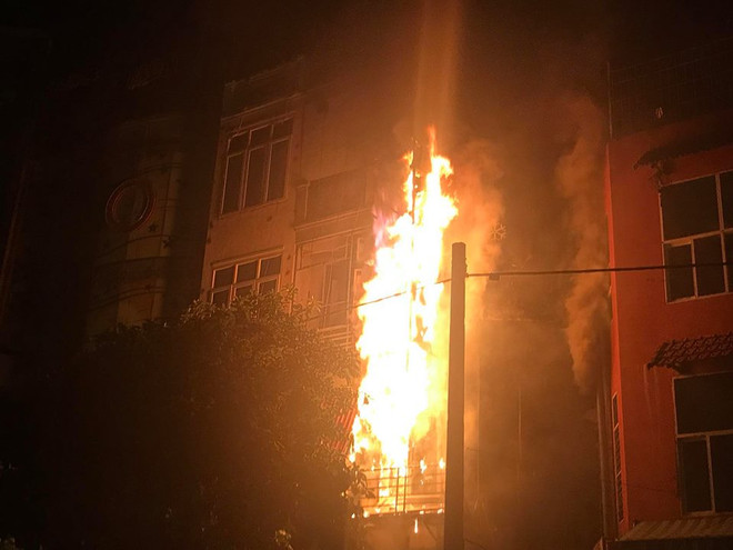 Hà Nội: Quán Karaoke 5 tầng bốc cháy dữ dội trong đêm ảnh 1