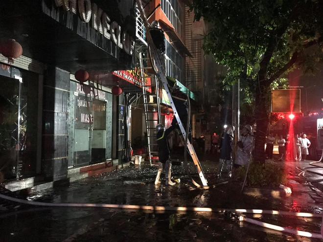 Hà Nội: Quán Karaoke 5 tầng bốc cháy dữ dội trong đêm ảnh 2