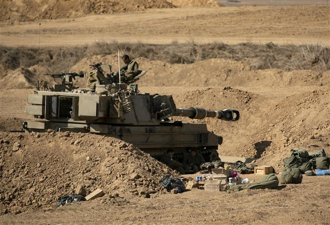 Xe quân sự Israel ở gần biên giới với Dải Gaza, ngày 15/10. (Ảnh: THX/TTXVN) Israel chuẩn bị cho giai đoạn chiến tranh tiếp theo với Hamas ảnh 1