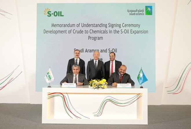 Quang cảnh lễ ký kết giữa tập đoàn dầu khí Aramco của Saudi Arabia với công ty lọc dầu S-Oil của Hàn Quốc. (Nguồn: ewswire.ca) Hàn Quốc và Saudi Arabia ký hiệp định hợp tác trị giá hơn 8 tỷ USD ảnh 1
