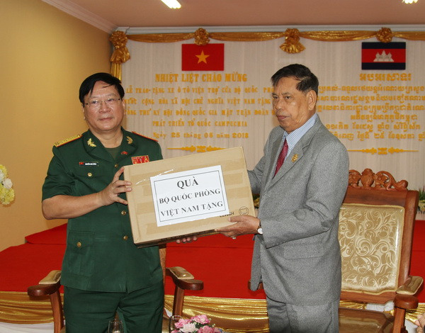 Nhập mô tả cho ảnhTùy viên Quốc phòng, Đại tá Nguyễn Anh Dũng (trái) đại diện Đại sứ quán Việt Nam trao tặng quà cho Mặt trận Đoàn kết và Phát triển Tổ quốc Campuchia. (Ảnh: Minh Hưng-Chanh Đa/TTXVN) Việt Nam tặng quà cho Mặt trận Đoàn kết-Phát triển Tổ quốc Campuchia ảnh 3