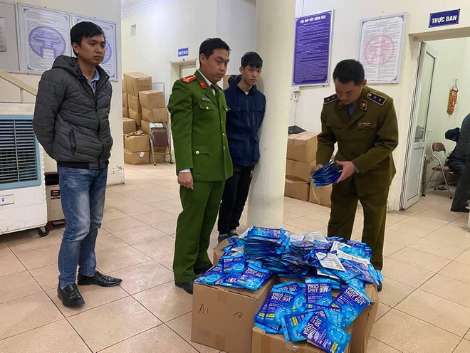 Cơ quan chức năng kiểm tra số thẻ đeo diệt virus. (Ảnh: Cơ quan công an cung cấp) Hà Nội: Thu giữ hàng trăm "thẻ đeo diệt virus" trôi nổi ảnh 1