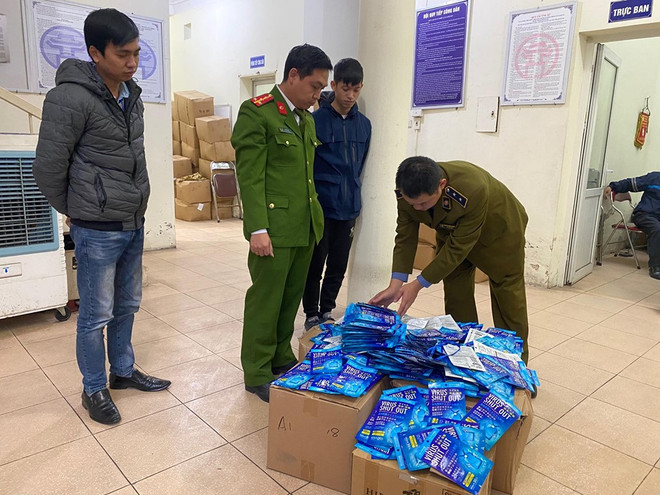Toàn bộ số thẻ trên đều là hàng trôi nổi, không rõ nguồn gốc xuất xứ. (Ảnh: Cơ quan công an cung cấp) Hà Nội: Thu giữ hàng trăm "thẻ đeo diệt virus" trôi nổi ảnh 2