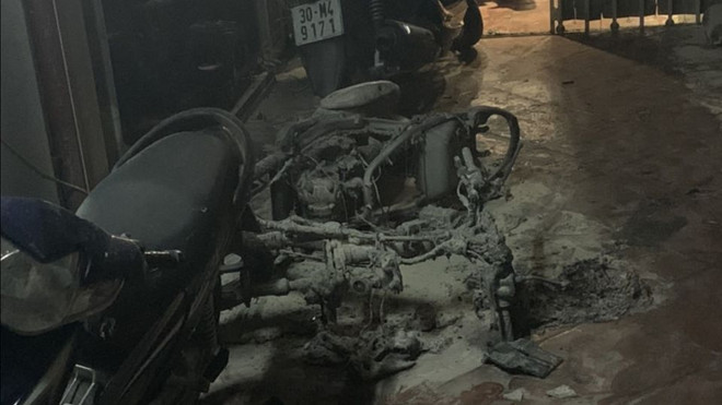 Chiếc xe máy bị Bình đốt cháy rụi. (Ảnh: Dũng Dương/Vietnam+) Cán bộ Nhà hát Nhạc Vũ Kịch Việt Nam bị kẻ nghi ngáo đá đâm tử vong ảnh 2