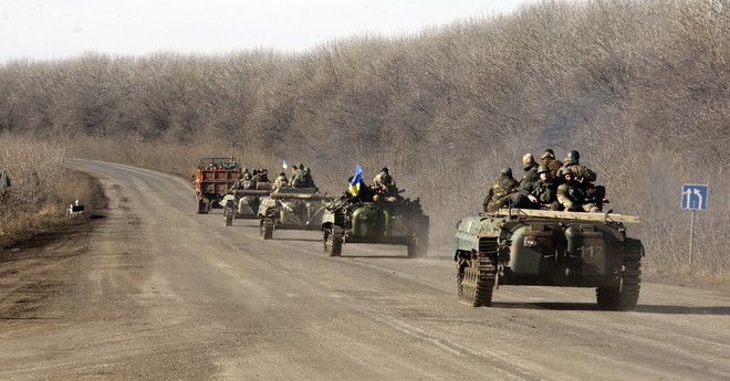 Quân đội Ukraine tuyên bố bắt đầu rút vũ khí hạng nặng ảnh 1