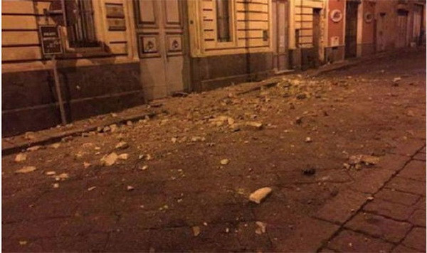 Italy: Động đất làm rung chuyển đảo Sicily, hàng chục người bị thương ảnh 1