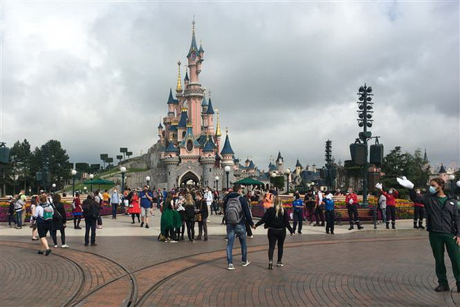 Công viên Disneyland ở thủ đô Paris. (Ảnh: AFP/TTXVN) Ngành du lịch Pháp tiến gần hơn tới việc bình thường hóa ảnh 1
