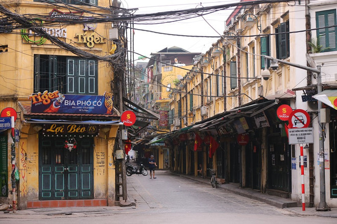 Hà Nội: Nới cách ly từ 0 giờ 23/4, cấm dịch vụ bar, massage, karaoke ảnh 1