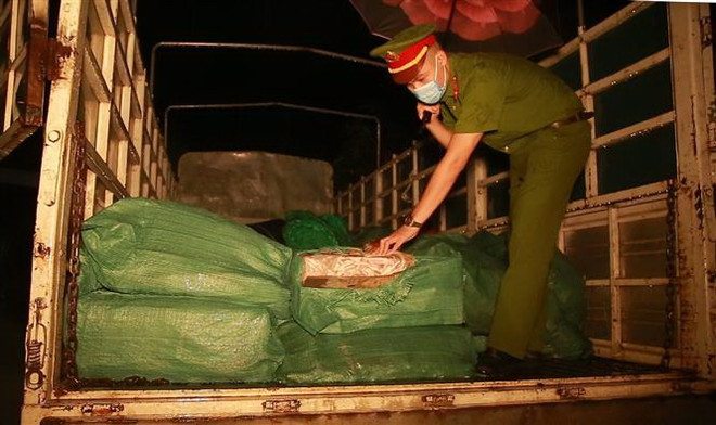 Lào Cai phát hiện gần 3 tấn chân gà đông lạnh không rõ nguồn gốc ảnh 1