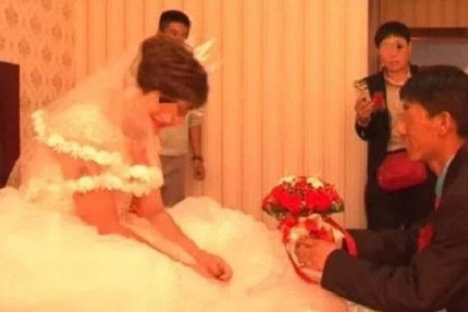 Chồng bị sốc khi thấy video vợ kết hôn với người khác trên mạng ảnh 1