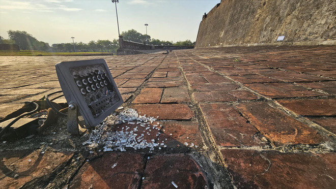 TT Huế: Nhóm thanh niên đập vỡ kính 18 chiếc đèn chiếu sáng ở Kỳ Đài ảnh 1