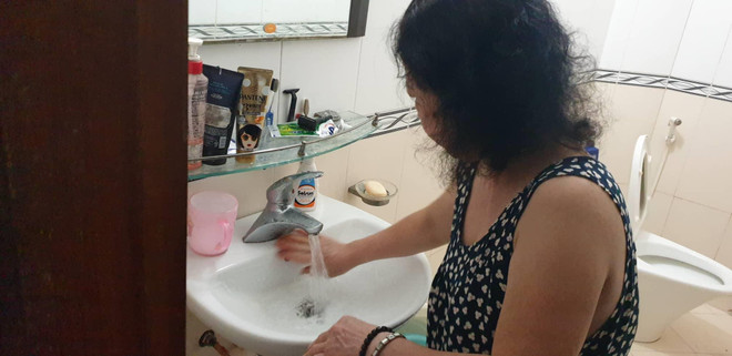 Hà Nội: Nước sinh hoạt bất ngờ có mùi lạ, nhiều người dân lo lắng ảnh 3