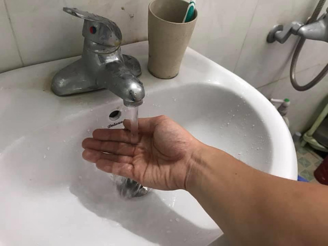 Hà Nội: Nước sinh hoạt bất ngờ có mùi lạ, nhiều người dân lo lắng ảnh 2