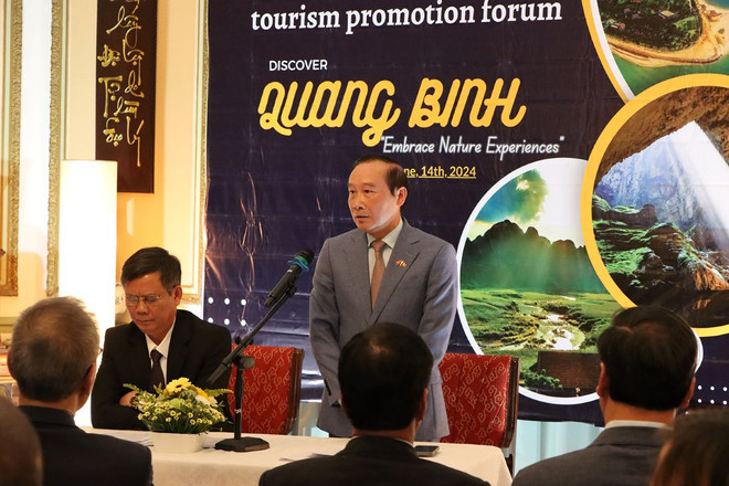 Đại sứ Việt Nam tại Vương quốc Bỉ, Nguyễn Văn Thảo, phát biểu tai diễn đàn. (Ảnh : TTXVN phát) ttxvn-quang binh2.jpg
