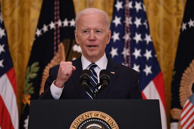 Tổng thống Mỹ Joe Biden phát biểu trong cuộc họp báo đầu tiên kể từ khi nhậm chức, tại Washington, DC. (Ảnh: AFP/TTXVN) Đa số dân Mỹ tán thành cách xử lý dịch COVID-19 của Tổng thống Biden ảnh 1