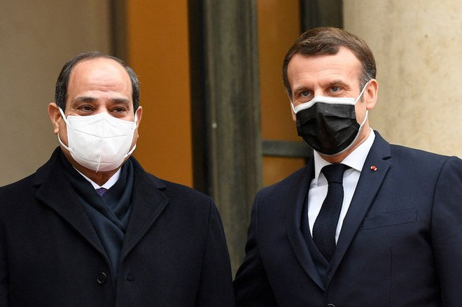 Tổng thống Ai Cập Abdel-Fattah El-Sisi (trái) và Tổng thống Pháp Emmanuel Macron. (Nguồn: AFP) Tổng thống Ai Cập-Pháp điện đàm về các vấn đề khu vực cùng quan tâm ảnh 1