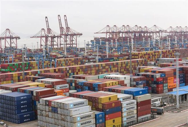 Vận chuyển hàng hóa tại cảng ở Trung Quốc. (Ảnh: AFP/TTXVN) WTO, IMF, WB nhấn mạnh cần đảm bảo lưu thông thương mại toàn cầu ảnh 1