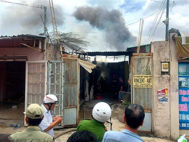 Hỏa hoạn thiêu rụi xưởng thạch cao, nhiều nhà dân bị ảnh hưởng ảnh 1