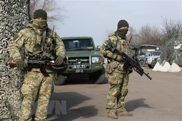 Quân nhân Ukraine tại một trạm gác ở thị trấn Zolote, vùng Lugansk, miền Đông Ukraine ngày 2/11/2019. (Ảnh: AFP/TTXVN) Ukraine đề xuất hình thức đàm phán tối ưu giải quyết xung đột Donbass ảnh 1