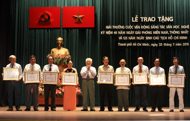 Trao giải tác phẩm văn học xuất sắc kỷ niệm giải phóng miền Nam ảnh 1