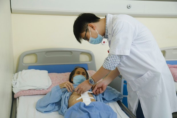 Bác sỹ thăm khám cho một bệnh nhân điều trị ung thư. (Ảnh minh họa. PV/Vietnam+) TP. HCM: Số ca mắc và tử vong do ung thư có chiều hướng gia tăng ảnh 1