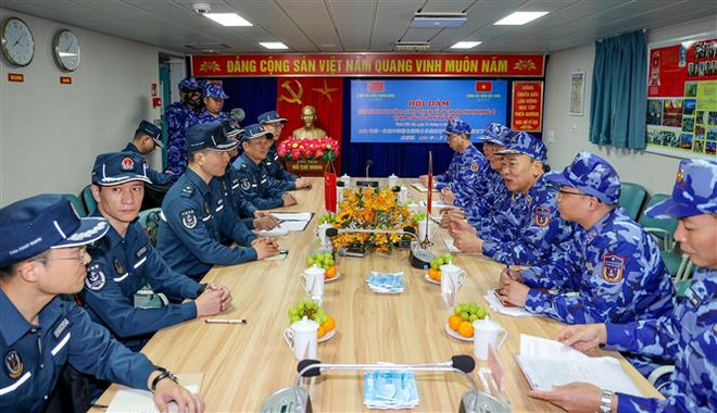 Lực lượng Cảnh sát Biển hai nước Việt Nam-Trung Quốc hội đàm trên tàu Cảnh sát Biển 8004. (Ảnh: Mạnh Thường/TTXVN phát) Cảnh sát Biển Việt Nam và Trung Quốc tổ chức tuần tra liên hợp ảnh 1