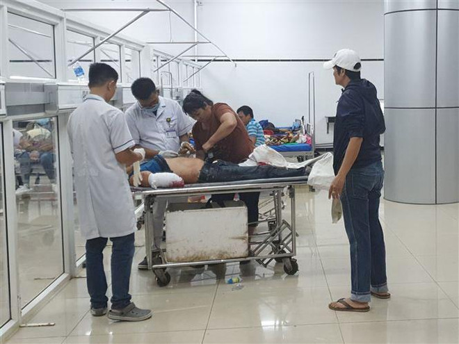 Đắk Lắk: Lật xe khách giường nằm, 1 người chết, 10 người bị thương ảnh 1