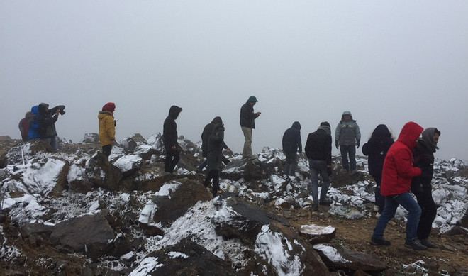 Không khí lạnh tăng cường, tuyết phủ trắng núi rừng Sa Pa ảnh 1